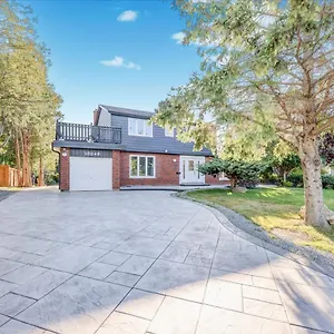 Stunning 7 Bedroom Rougeview With 2 Kitchens, 5 Bathrooms, Amazing Backyard & 8-car Parking Holiday home